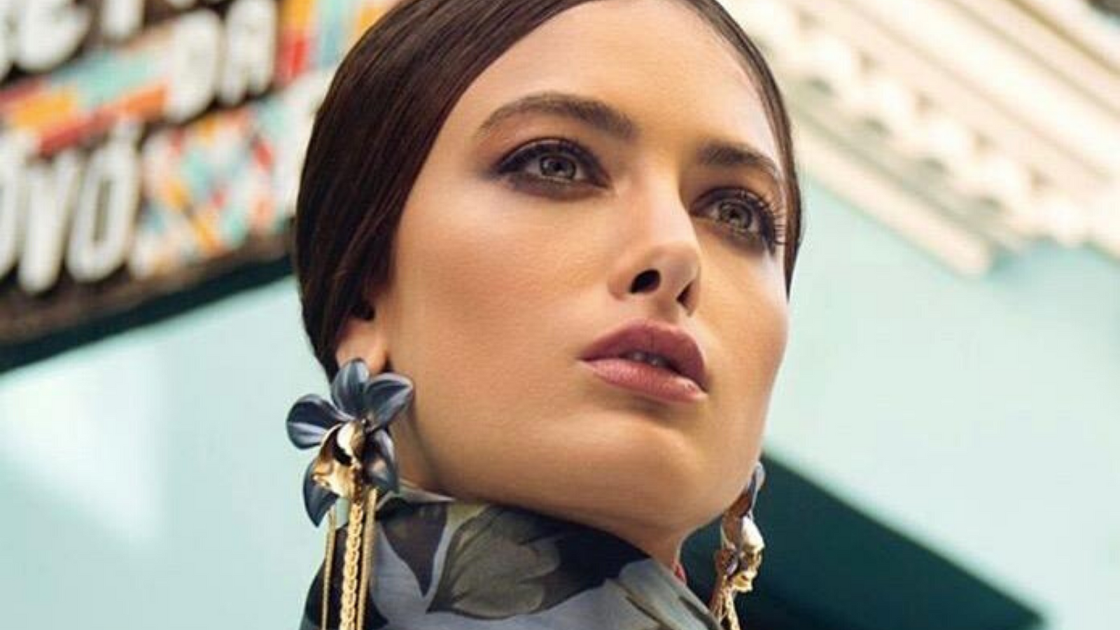 What Jewelry to Wear with a Turtleneck